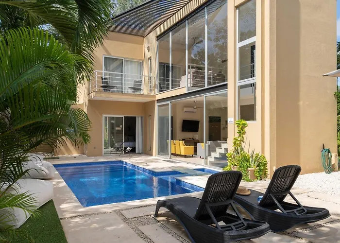 Private Modern Villa-pool Beds-ac-internet-parking-grill *